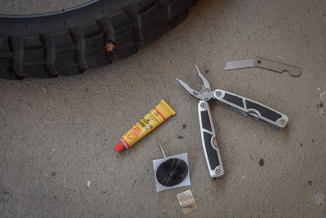 Réparer un pneu moto avec un patch (après crevaison)