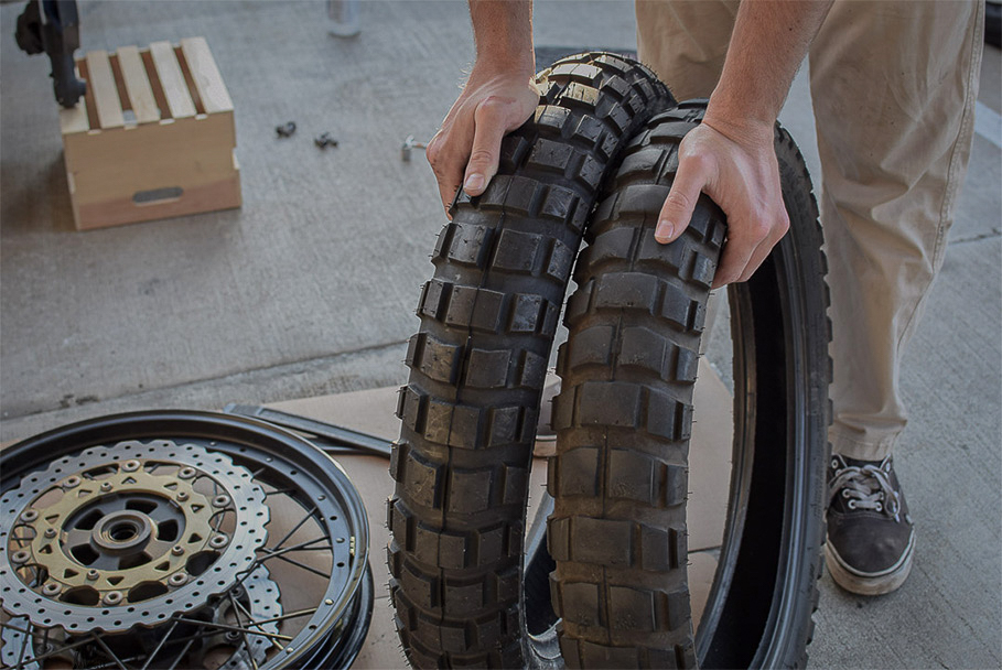 Changer un pneu moto en 5 étapes (et en images)