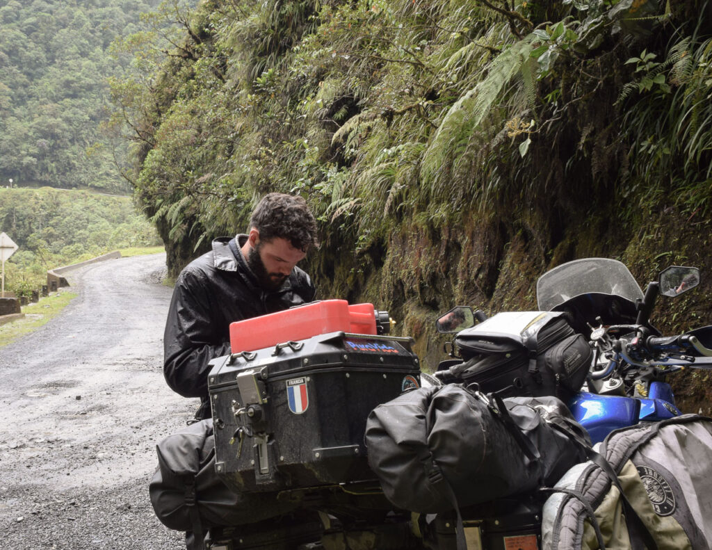 rouler sous la pluie, dans la terre et la boue, au beau milieu de la colombie 