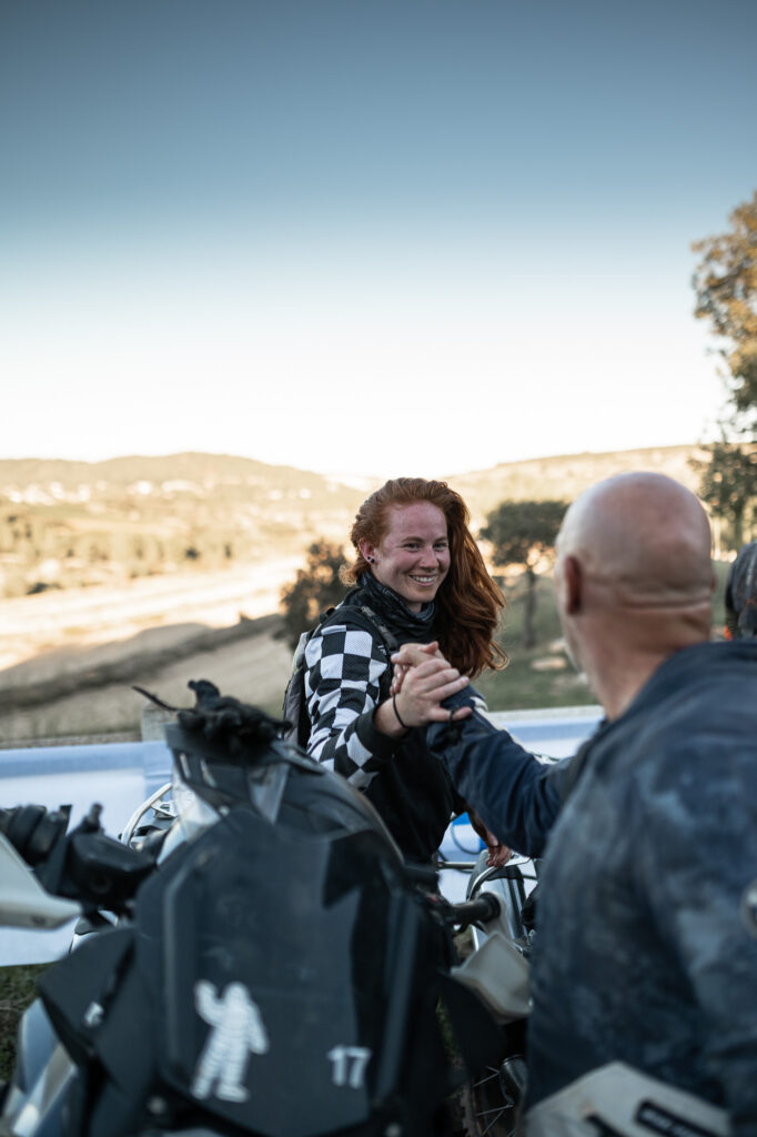 portrait de Laure, pilote adventure, sélectionnée pour le GS Trophy 2024 Namibia 