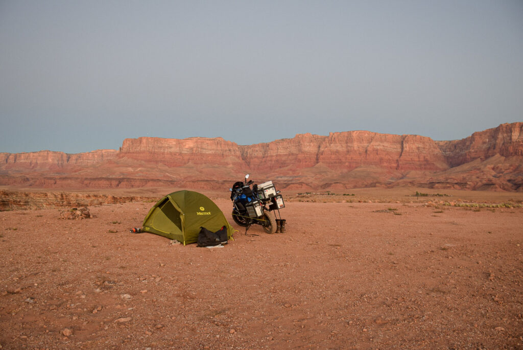 camper au milieu de rien pendant un road trip à moto 