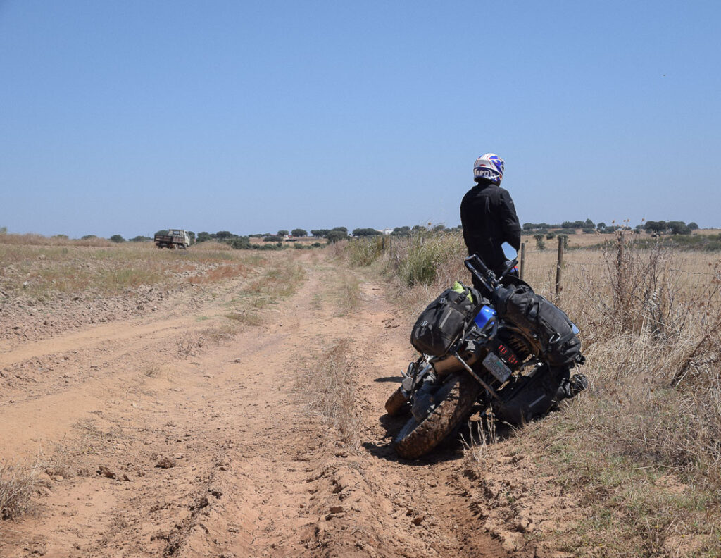 pneu moto glissant dans la boue